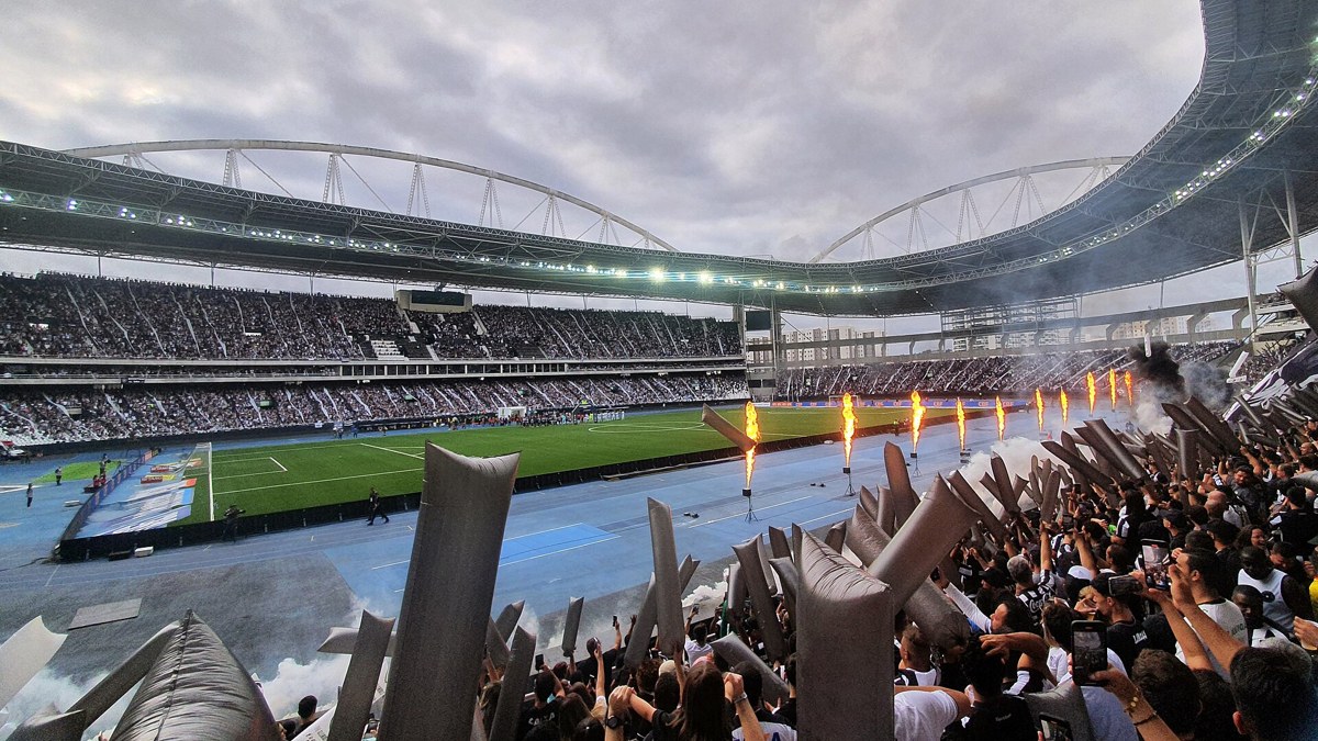 Torcida do Botafogo no Estádio Nilton Santos, palco da volta do Brasileirão