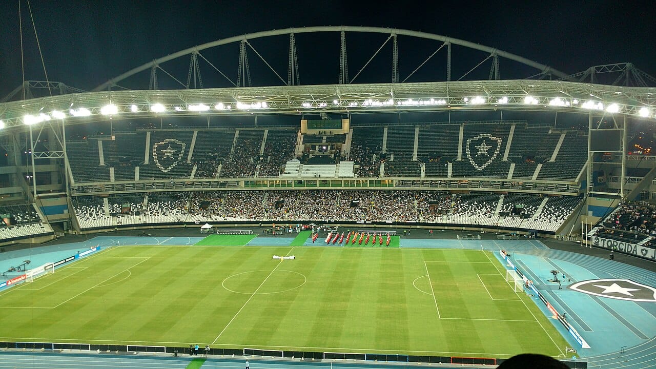 Estádio Nilton Santos, casa do Botafogo, com as estrelas do clube nas arquibancadas