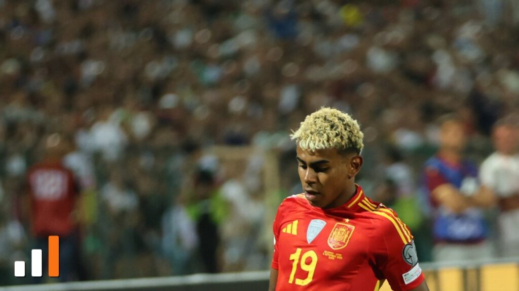 Lamine Yamal com a camisa 19 da seleção espanhola