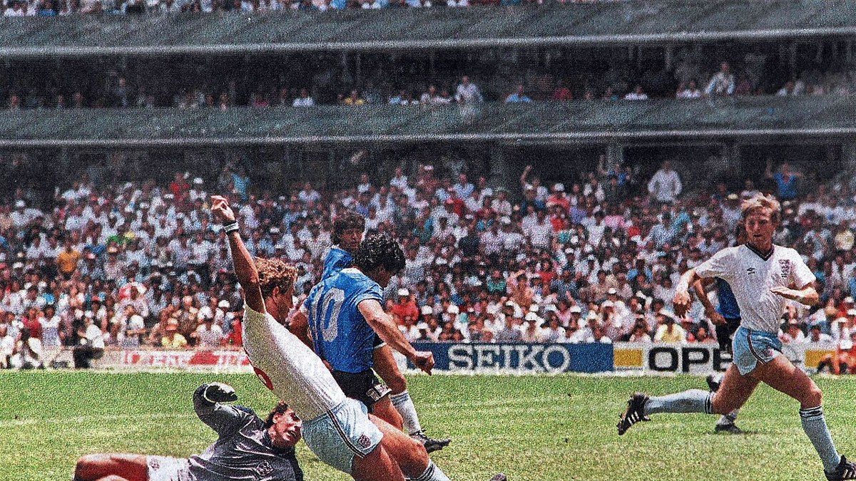 Diego Maradona passa pelo goleiro Peter Shilton no gol contra a Inglaterra na Copa de 1986