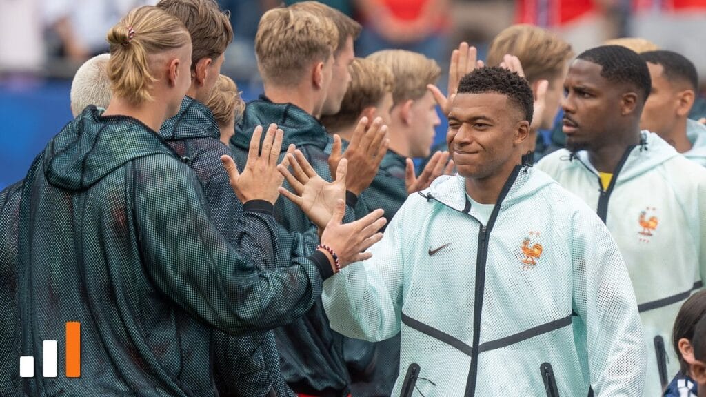 Kylian Mbappé cumprimenta os jogadores da Noruega antes de França x Noruega