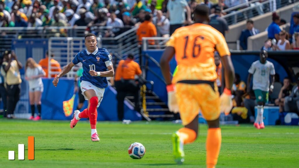 Kylian Mbappé, camisa 10 da França, conduz a bola em jogo da Copa do Mundo de 2026