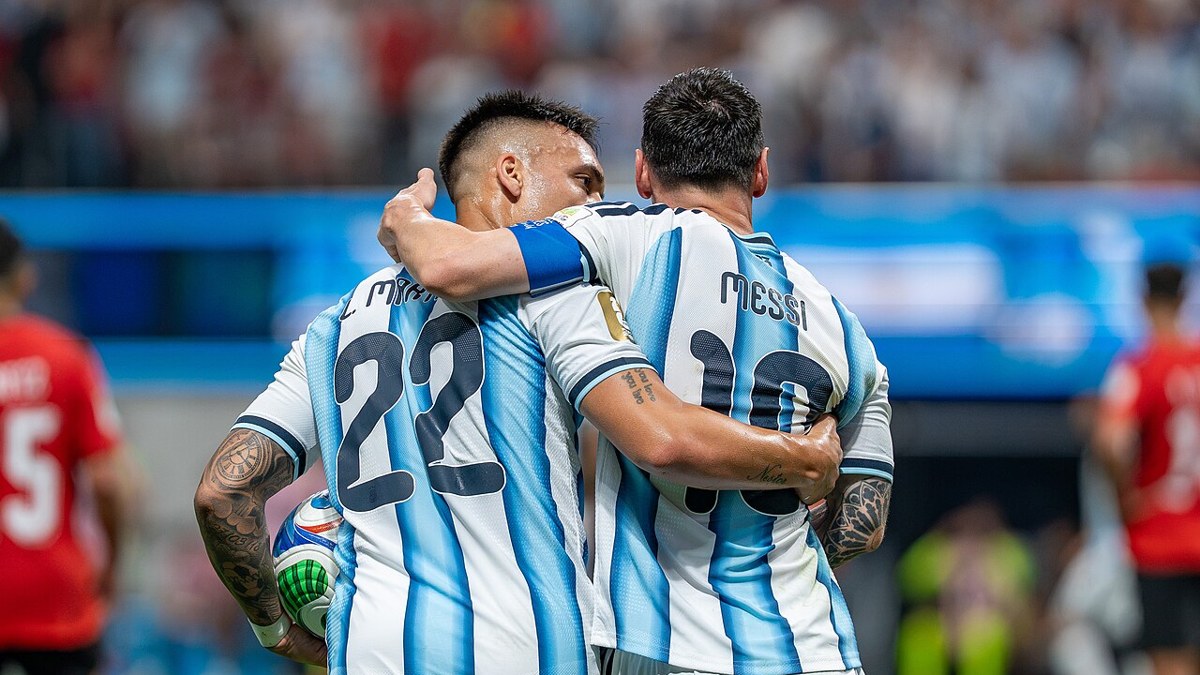 Lionel Messi e Lautaro Martínez comemoram gol da Argentina contra o Egito na Copa do Mundo de 2026