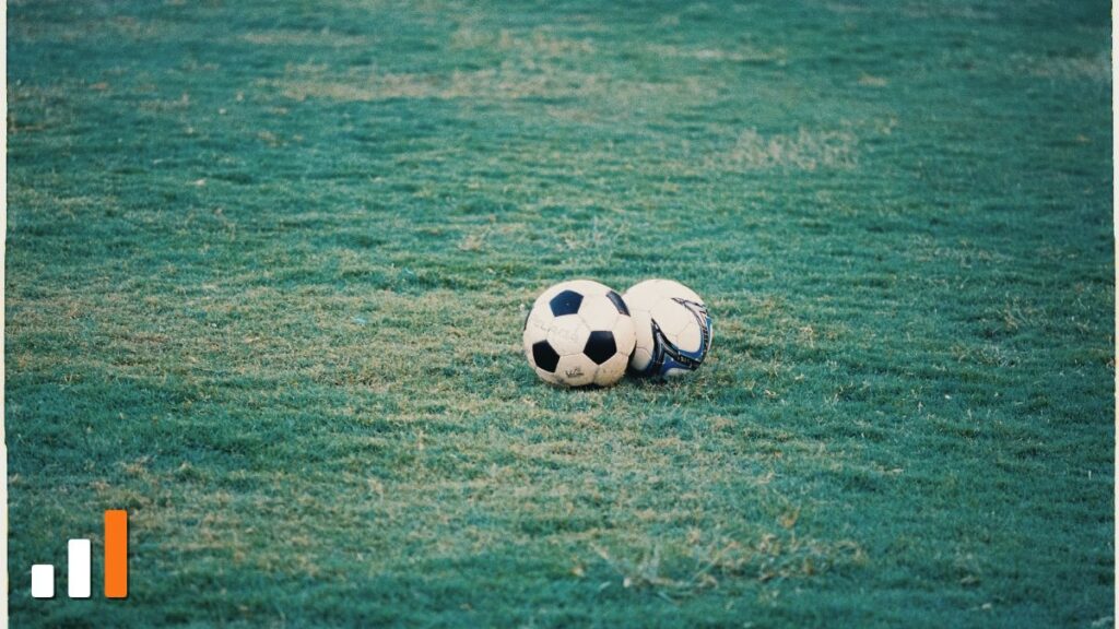 Bola de futebol no gramado