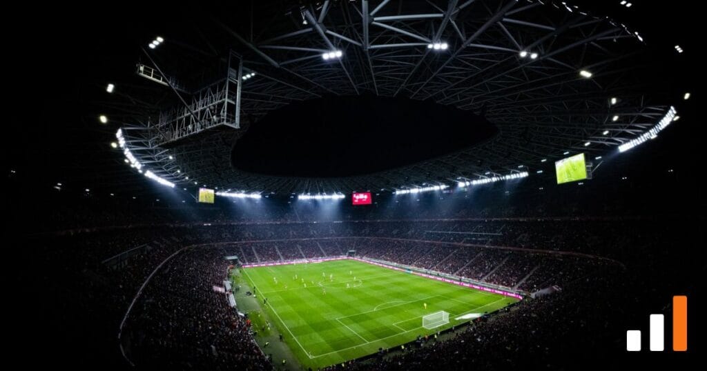 Estádio de futebol à noite, sob os holofotes — mata-mata continental sul-americano