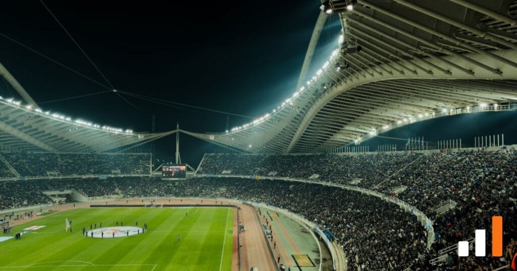 Estádio de futebol lotado à noite — reta final do Brasileirão 2026