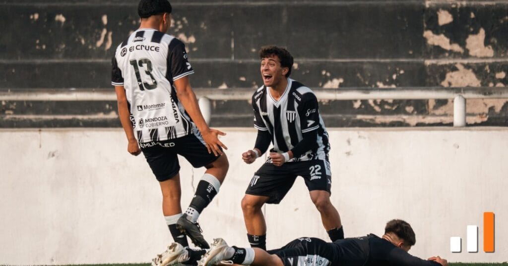 Jogadores comemoram gol em clima de decisão — Atlético-MG elimina o Cruzeiro na Copa do Brasil