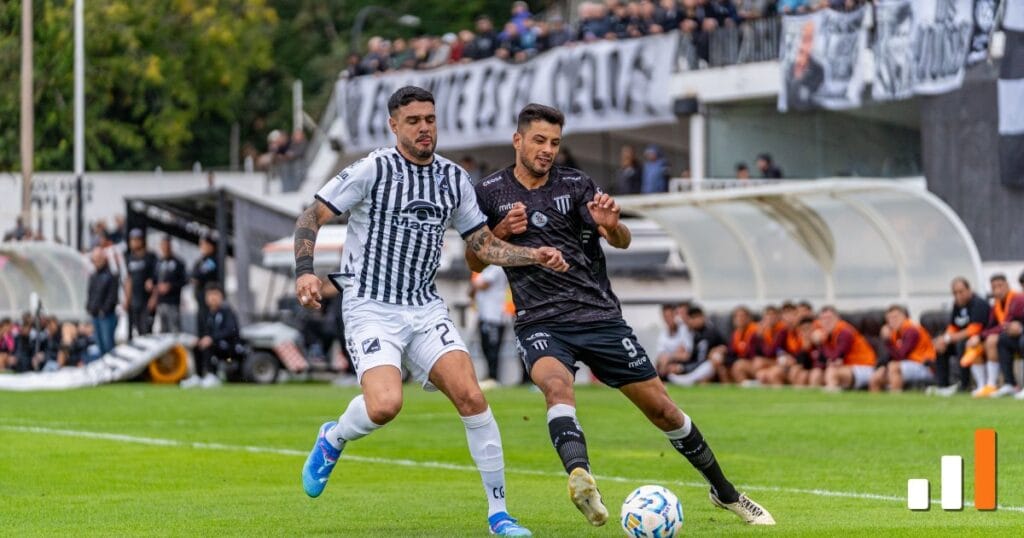 Disputa de bola em jogo de futebol — prévia da rodada de sábado do Brasileirão