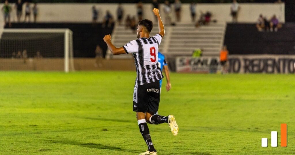 Jogador comemora gol em jogo noturno — semifinalistas da Copa do Brasil 2026