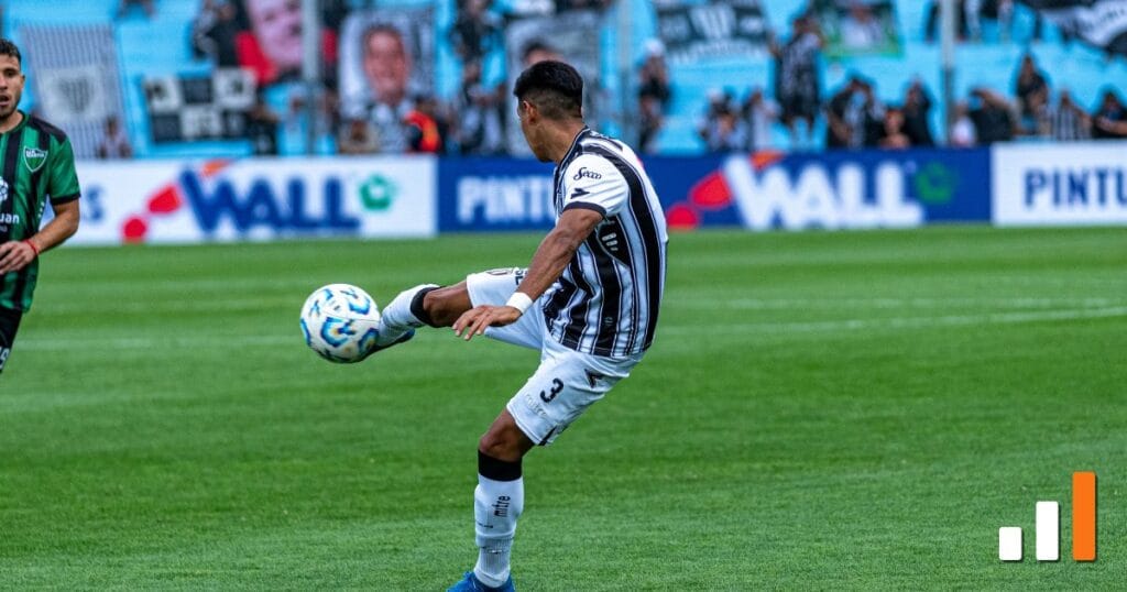 Jogador finaliza a bola em jogo sul-americano com torcida ao fundo — eficiência de finalização no Brasileirão