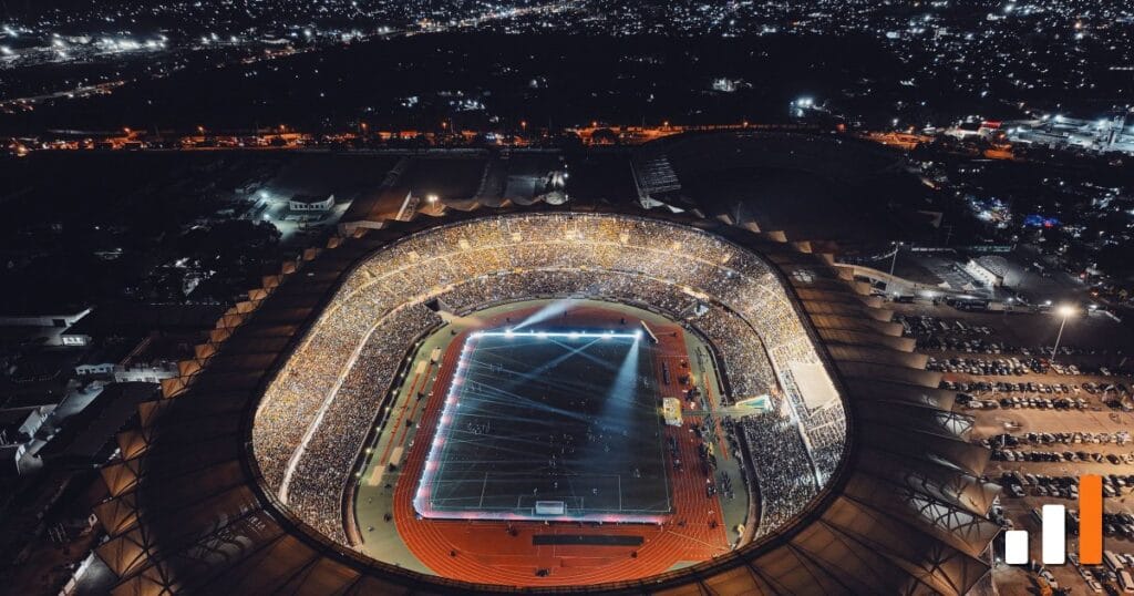 Estádio iluminado à noite visto do alto — raio-X dos números do Brasileirão 2026