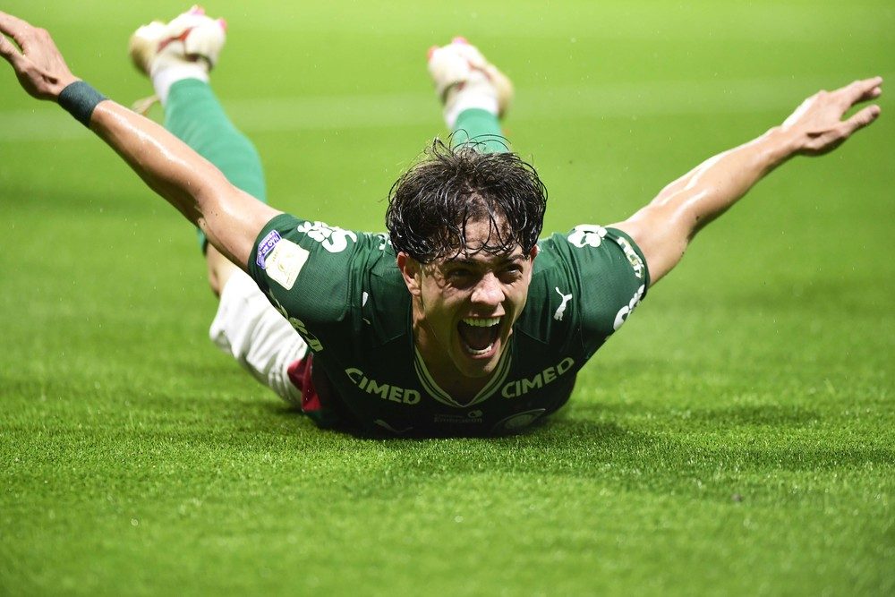 Agustín Giay, do Palmeiras, comemora gol deslizando de peito no gramado do Nubank Parque contra o Corinthians