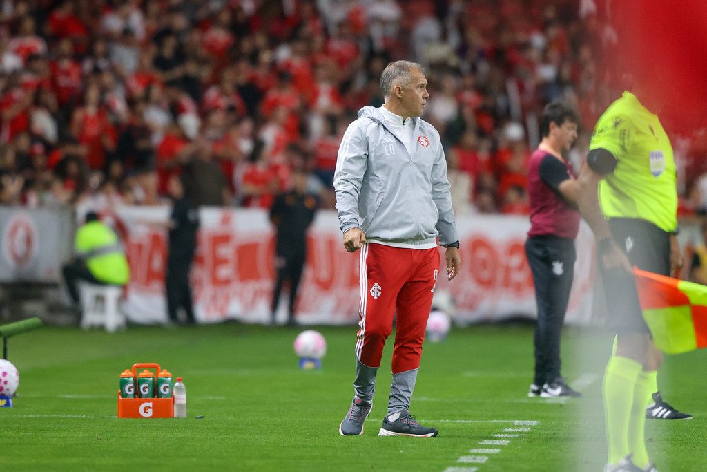 Eduardo Baptista, técnico do Internacional, à beira do campo na estreia contra o Corinthians