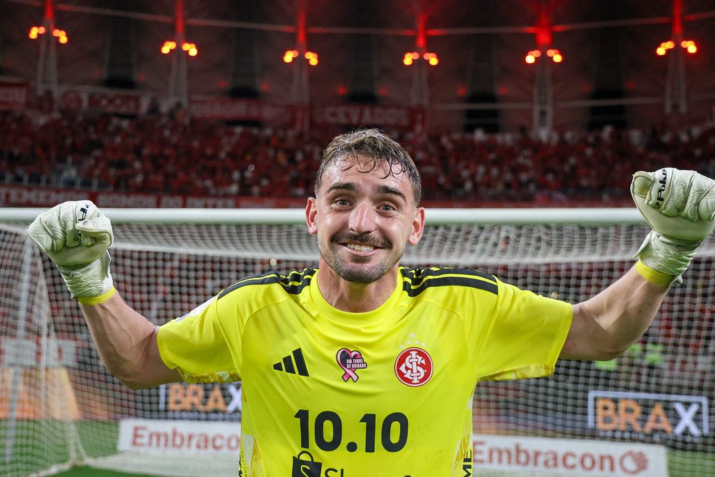 Goleiro Anthoni, do Internacional, comemora a vitória sobre o Corinthians no Beira-Rio
