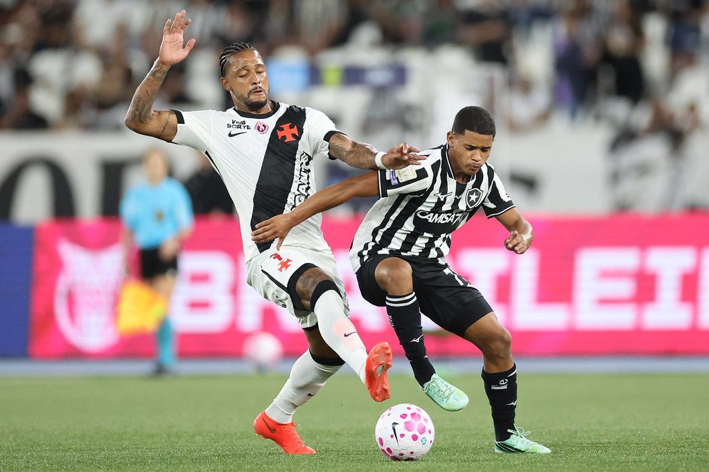 Huguinho, do Botafogo, protege a bola na marcação de um jogador do Vasco no Nilton Santos