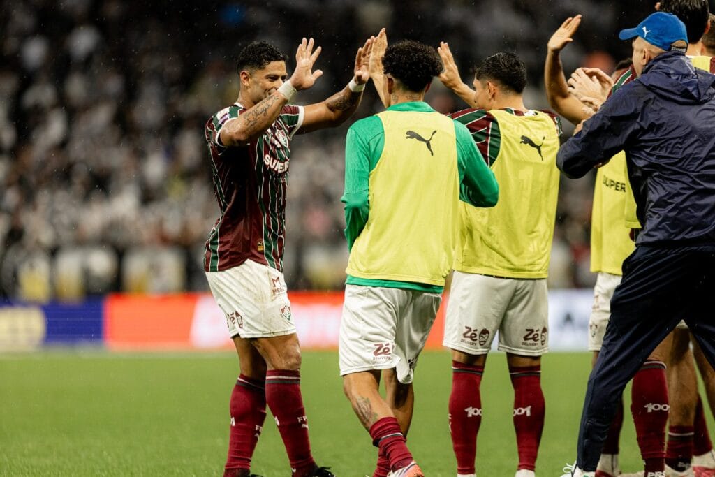 Jogador do Fluminense bate as mãos com os reservas na vitória por 3 a 1 sobre o Corinthians, em 20/09/2026