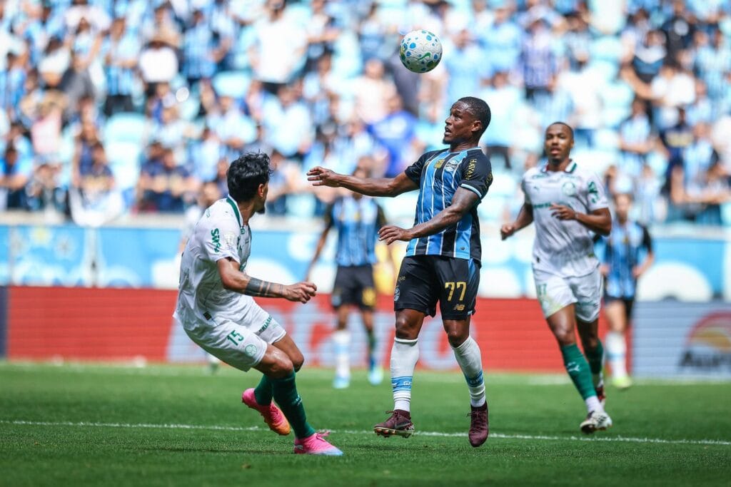 Jogador do Grêmio domina a bola entre atletas do Palmeiras na Arena do Grêmio, no 0 a 0 de 20/09/2026