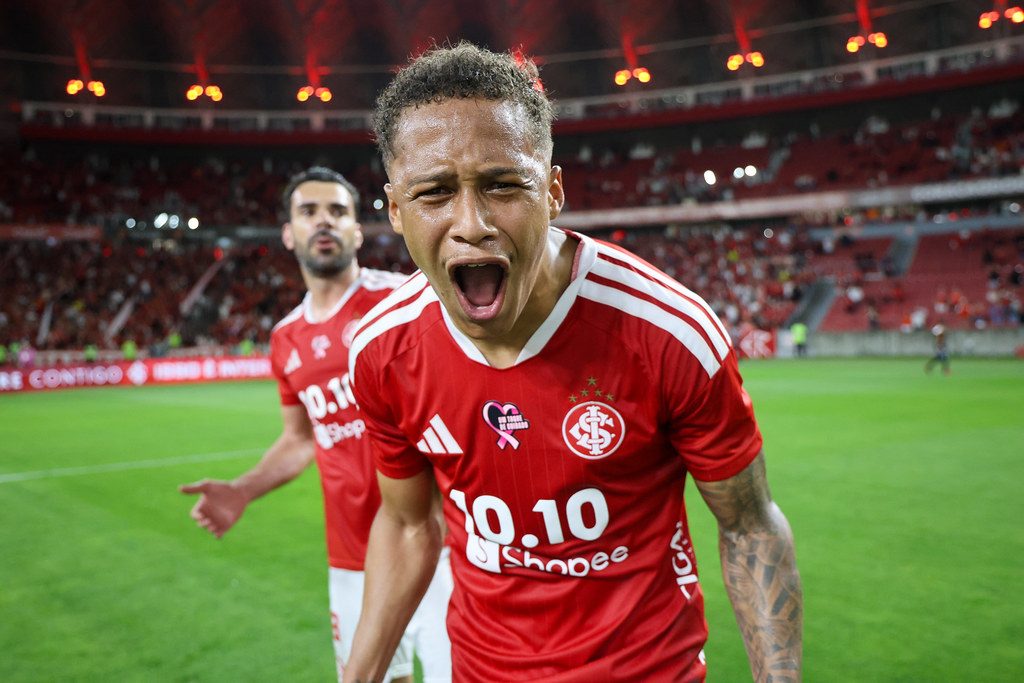 Jogador do Internacional comemora a vitória sobre o Corinthians no gramado do Beira-Rio