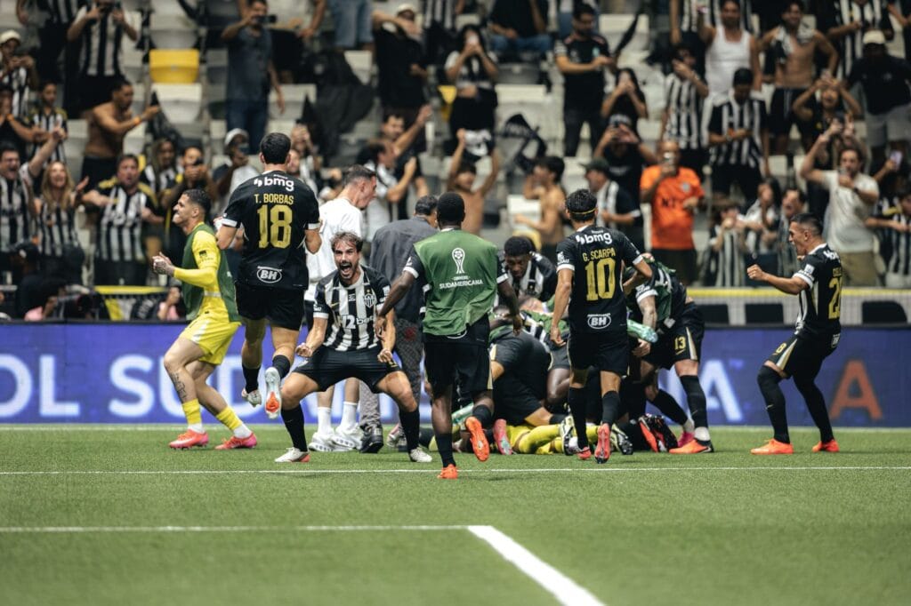 Jogadores do Atlético-MG correm para comemorar a classificação nos pênaltis contra o Santos na Arena MRV, em 16/09/2026