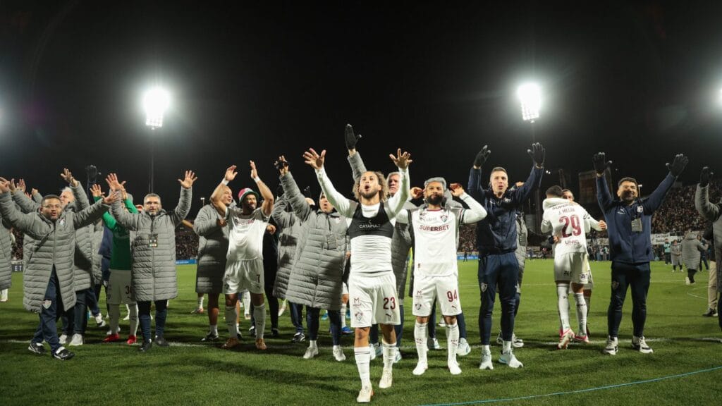 Jogadores do Fluminense comemoram a vaga na semifinal da Libertadores no campo do Platense, em 15/09/2026