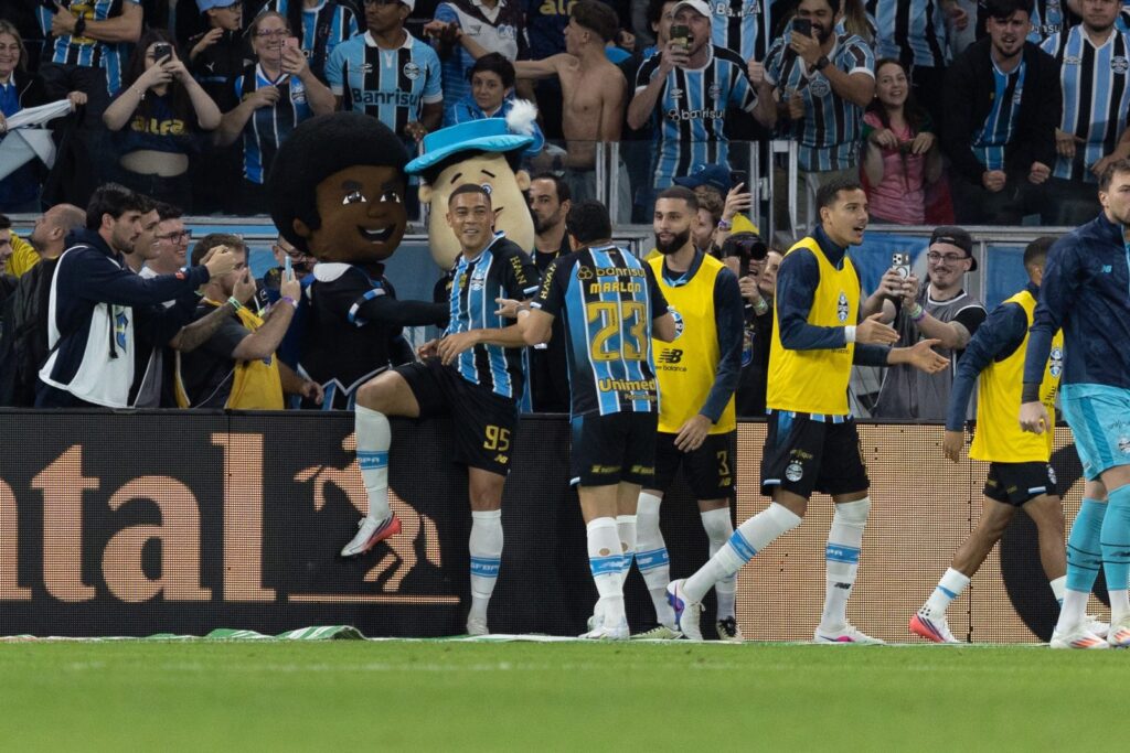 Jogadores do Grêmio comemoram gol de Carlos Vinícius junto à torcida no Gre-Nal da Copa do Brasil, na Arena do Grêmio