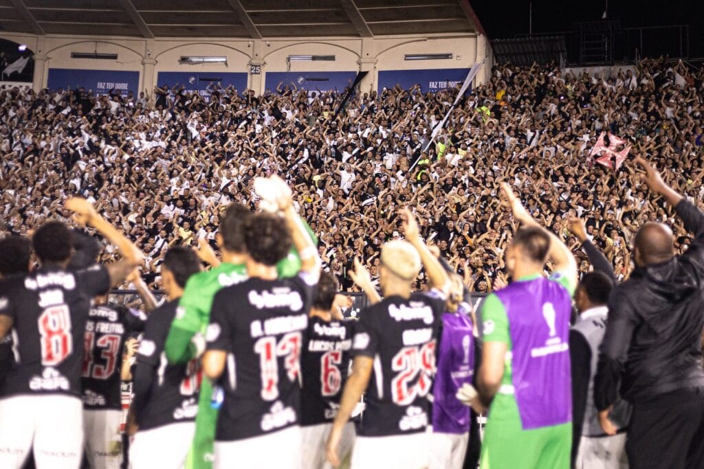 Jogadores do Vasco agradecem a torcida em São Januário após vencer o Santa Fe pela Sul-Americana, em 15/09/2026