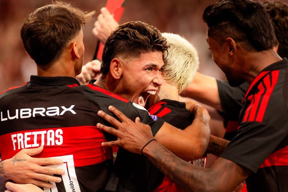 Jorge Carrascal, do Flamengo, grita ao comemorar com os companheiros o gol contra o Fluminense no Maracanã