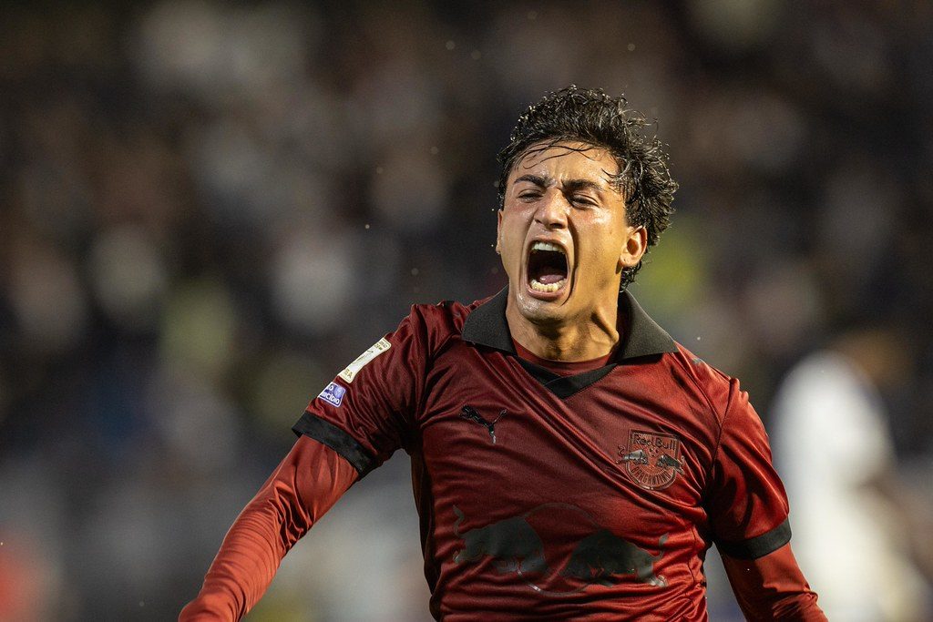 José Herrera, do Red Bull Bragantino, de camisa grená, grita e vibra no jogo contra o Cruzeiro em Bragança Paulista