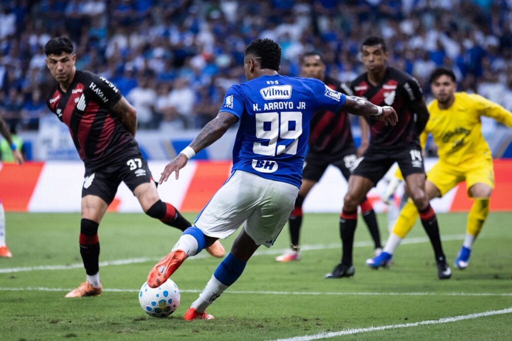 Keny Arroyo, camisa 99 do Cruzeiro, prepara o chute cercado por marcadores do Athletico-PR, com o goleiro ao fundo, no Mineirão