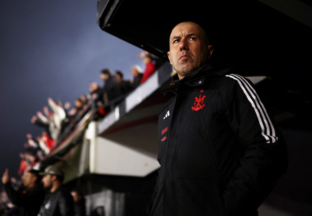 Leonardo Jardim, técnico do Flamengo, de agasalho preto com o escudo do clube, observa o jogo à beira do campo no Estádio UNO, com a arquibancada ao fundo
