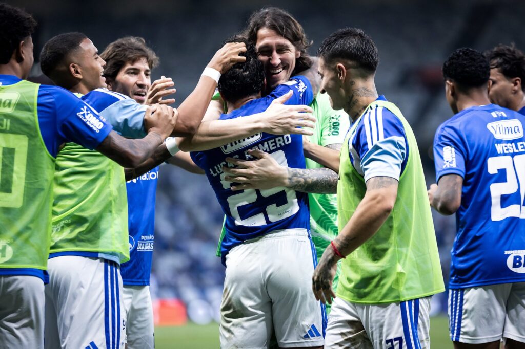 Lucas Romero, do Cruzeiro, é abraçado por companheiros e reservas na comemoração de gol contra o Athletico-PR, no Mineirão