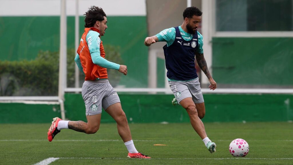 Maurício, de colete laranja, e Felipe Anderson, de colete azul-marinho, disputam a bola em treino do Palmeiras na Academia de Futebol