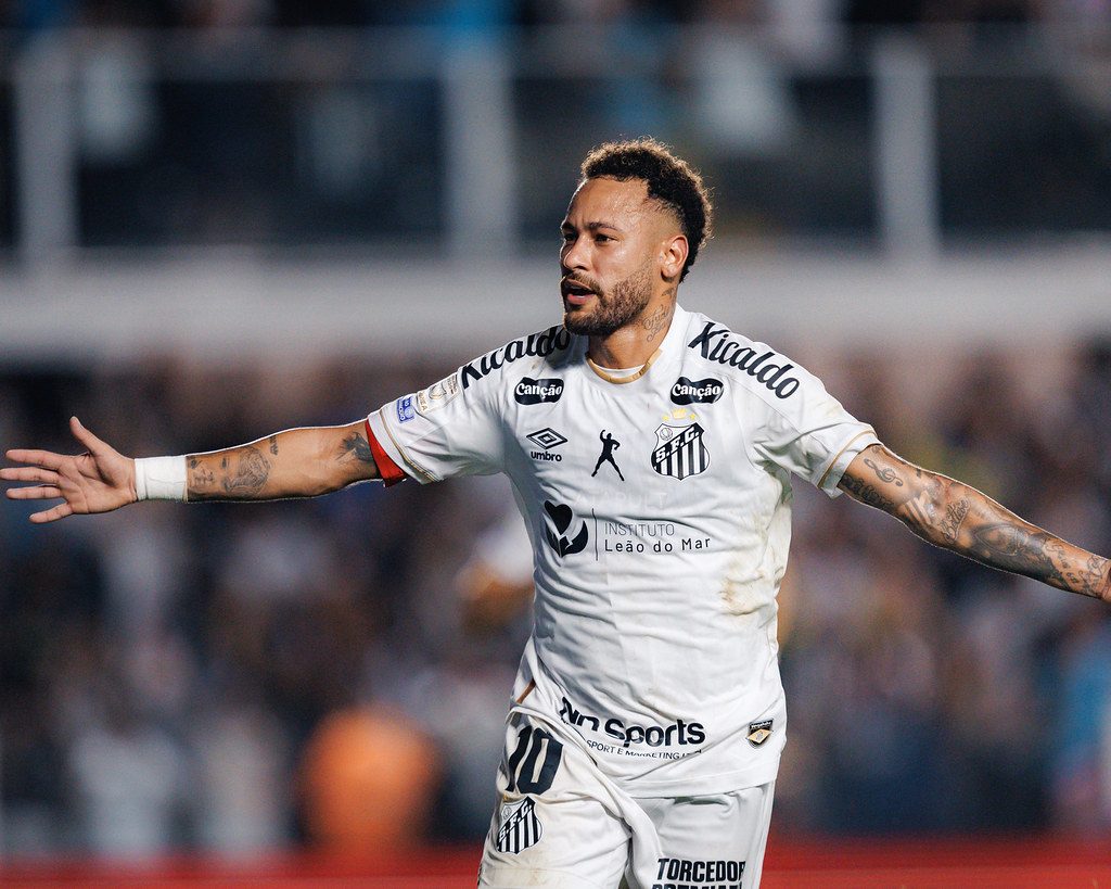 Neymar, do Santos, comemora o gol de pênalti que empatou o jogo contra o Flamengo na Vila Belmiro