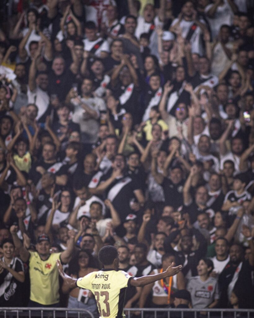 Ramon Rique, do Vasco, abre os braços diante da torcida em São Januário na goleada de 5 a 0 sobre o Coritiba, em 19/09/2026