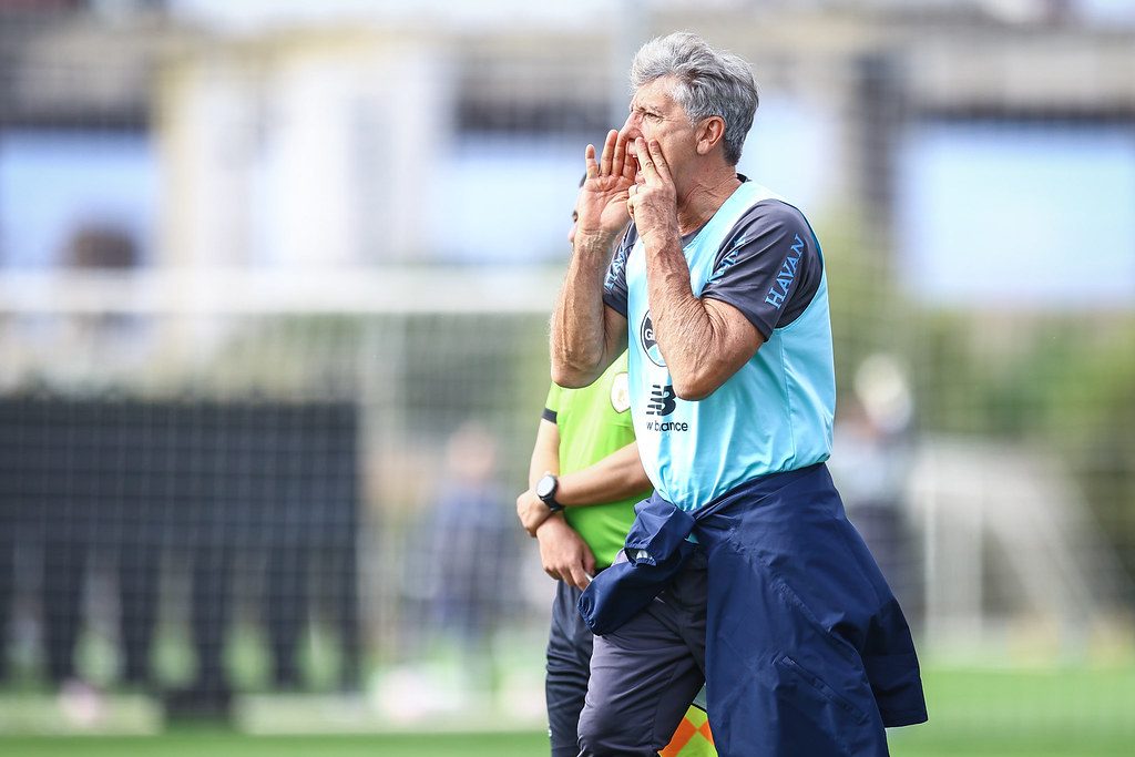 Renato Portaluppi, de colete azul-claro, grita orientações com as mãos em concha durante treino do Grêmio