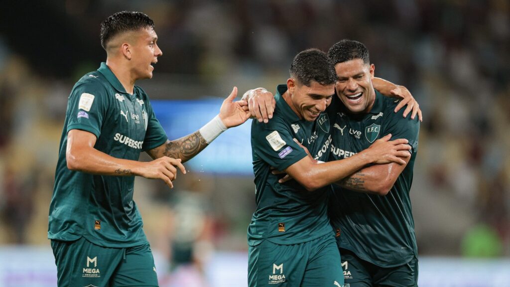 Savarino é abraçado por Hulk depois de um gol do Fluminense contra o Coritiba no Maracanã