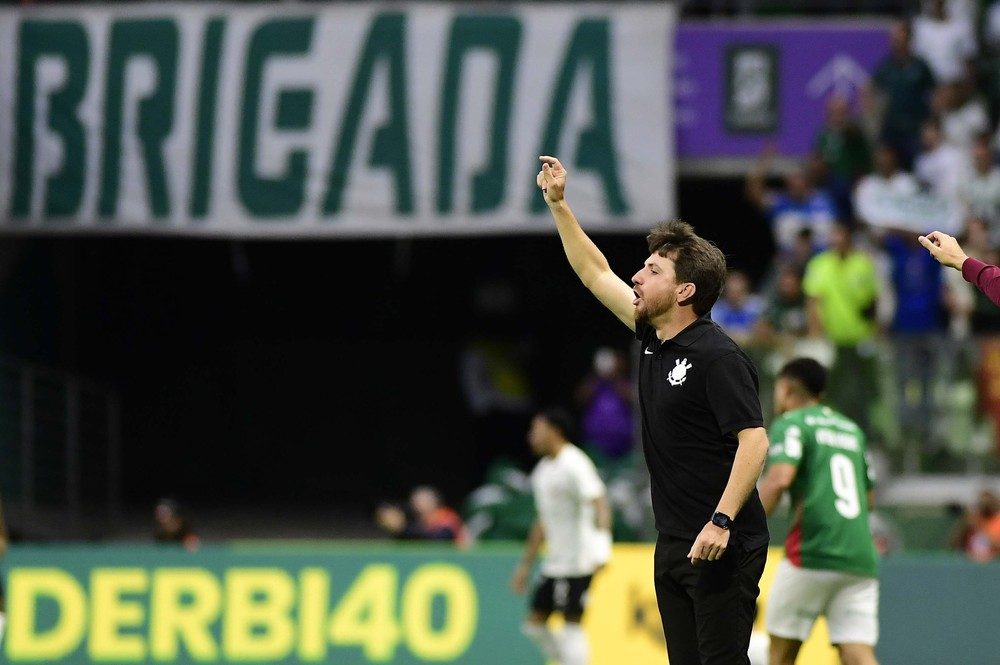 William Batista, técnico interino do Corinthians, orienta o time à beira do campo no Nubank Parque